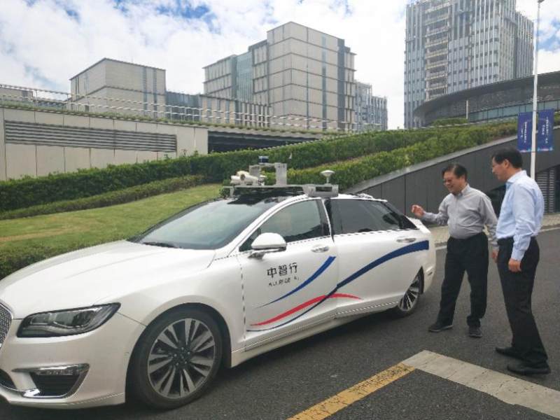 中智行CEO王劲陪同上海市经信委领导考察体验5GAI无人驾驶