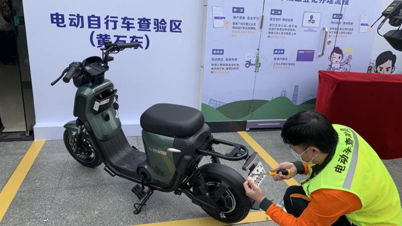 第一诞生台铃电动车摘广州第一块新国标电动自行车牌