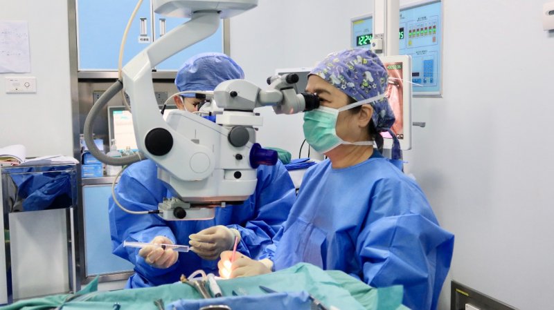 全国首批强生眼力健TECNIS Synergy™跃无级®人工晶状体在中山大学中山眼科中心完成植入