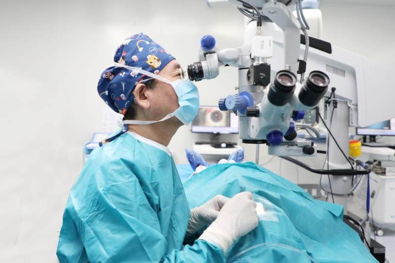 全国首批强生眼力健TECNIS Synergy™跃无级®人工晶状体在山东中医药大学附属眼科医院完成植入(图1)